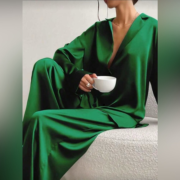 Elegant Green Women's Pajama Set - Picture 2 of 2